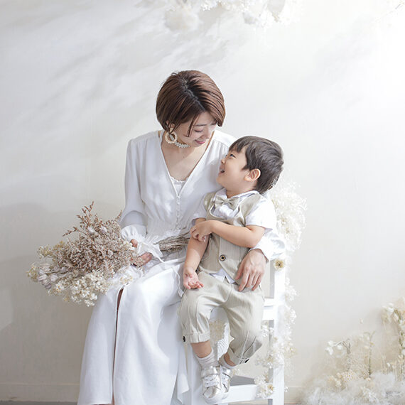 ママと男の子の家族写真